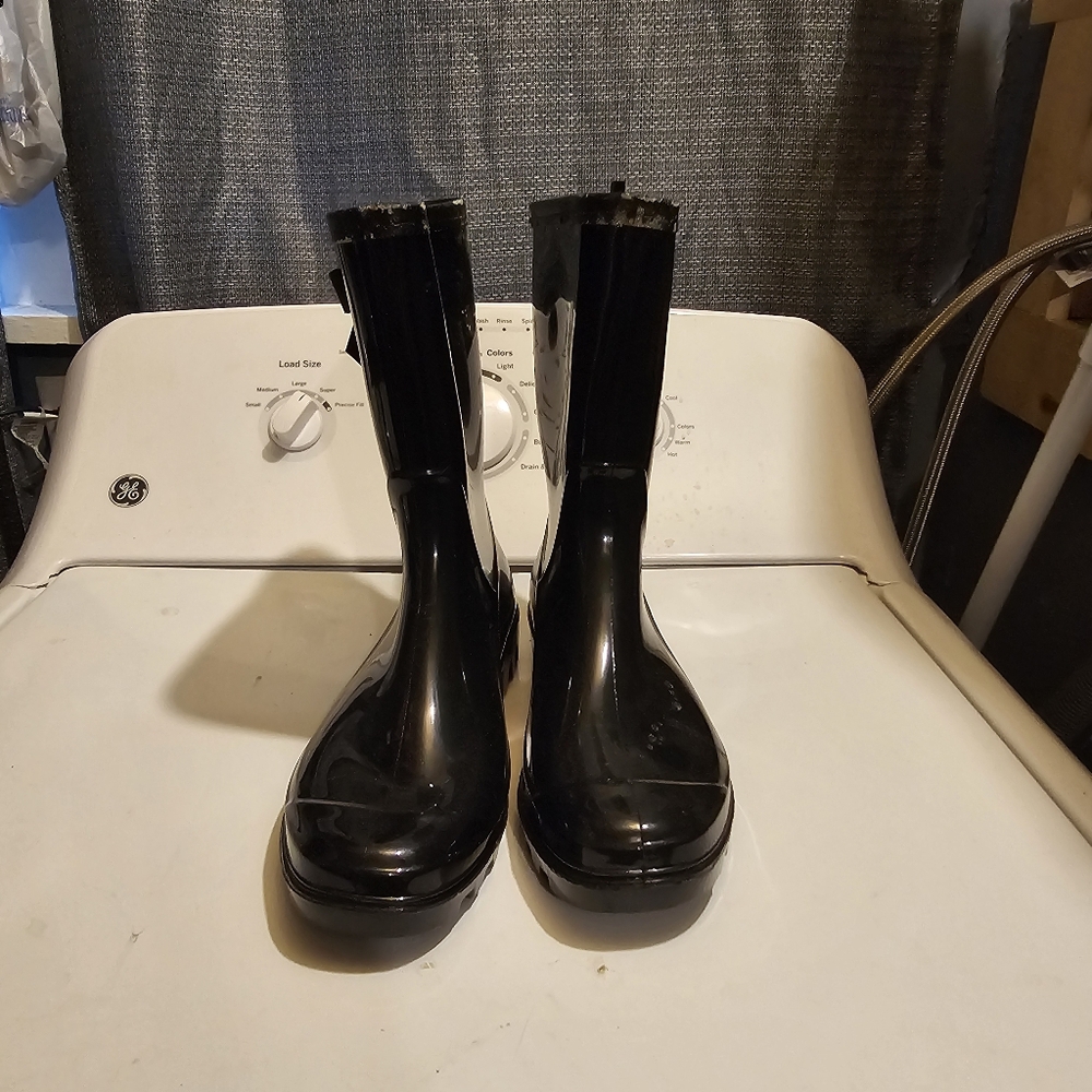 Really cute mid calf rain boots with little black bows